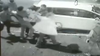 看不順眼玩自拍…酒客竟持彈簧刀刺人