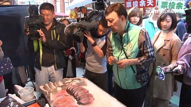 拜票兼辦年貨！余天家年夜飯鱸魚上桌