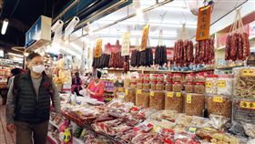 年節到　台灣自製臘腸臘肉好安心（3）農曆春節假期，台北南門市場臘腸、臘肉、香腸攤商今年特別標註產品是選用台灣本地豬肉自製，讓消費者免去非洲豬瘟的疑慮，吃得美味又安心。中央社記者吳翊寧攝　108年2月3日