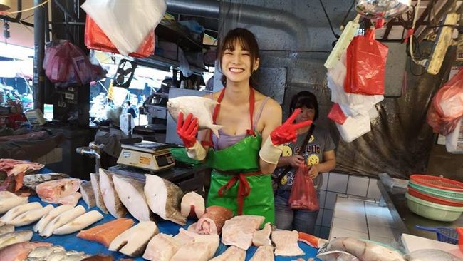全台最美賣魚妹　過年返鄉幫忙引暴動