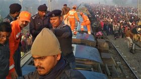 印度火車出軌翻覆（圖／翻攝自推特）