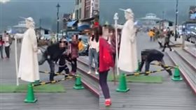 男遊客偷拍女街頭藝人裙底／臉書爆料公社