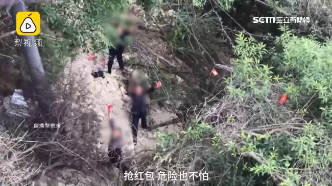 懸崖鞦韆灑下紅包雨　民眾瘋搶超危險