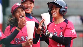 ▲顏逸（右）揮出陽春砲後接受隊友迎接。（圖／中華壘協提供） 