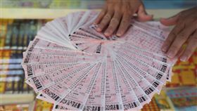 威力彩頭獎連摃45期衝12.7億　彩迷拚包牌連摃45期的威力彩29日晚間開獎，台灣彩券預估，頭彩將上看新台幣12.7億元，北市一間常開出頭彩的彩券行表示，有彩迷從上期開始就集資新台幣8萬元包牌，打算買到開出頭彩的那一期。中央社記者徐肇昌攝　107年10月29日