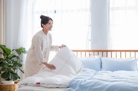 睡前輕拍抖動羽絨被　享一夜好眠