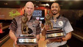 ▲貝茲（右）參加職業保齡球比賽也摘冠軍。（圖／翻攝自Flobowling網站）