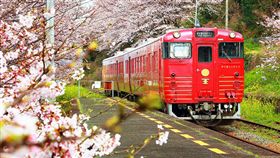 ▲翔笙旅行社特別安排在星級的觀光列車「伊予灘物語」上吃早餐、配美景。（圖／翔笙旅行社提供）