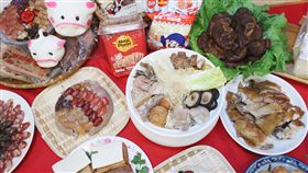 除夕將至　備妥佳節美食慶團圓農曆春節假期展開，每年除夕是闔家團圓、圍爐歡聚的日子，家家戶戶都會準備豐盛佳餚與家人一同享用，台北南門市場今年也特別推出各式年菜，供民眾選購。中央社記者吳翊寧攝　108年2月3日