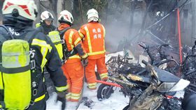 楊梅火車站除夕無名火　24輛機車燒毀桃園市楊梅火車站附近一處戶外機車停車場4日上午突然發生大火，停放現場的40多輛機車中，有24輛不是半毀就是只剩骨架，不過詳細財損及起火原因仍有待進一步調查。中央社記者吳睿騏桃園攝　108年2月4日