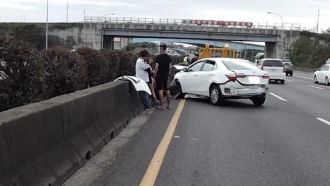 突換車道害撞！肇事駕駛無照找人頂罪