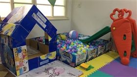 城堡,遊樂園,球池,紙箱,媽媽,DIY,超人,爆廢公社　圖／翻攝自爆廢公社臉書