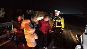 親上加親？父女一同回家過年…老爸竟「親」了女兒車屁股！（圖／翻攝自新浪新聞微博）