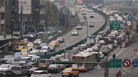 年假開始 車潮湧現（1）農曆新年連續假期開始，台北市1日傍晚返鄉車潮逐漸湧現，導致高速公路周邊路段塞車。中央社記者鄭傑文攝　108年2月1日