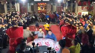 南瑤宮頭香得萬元！警察搶贏拳擊手