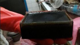 原PO貼出阿嬤家「抽油煙機」的照片表示「這是什麼？龜苓膏嗎？」（圖／翻攝自批踢踢實業坊）