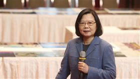 鄭麗君遭掌摑　蔡總統：打人就是不對總統蔡英文（圖）23日針對文化部長鄭麗君遭掌摑事件表示，民主社會大家會有不同想法、不同立場，但不論什麼樣的立場，打人就是不對，希望大家用理性的態度面對。中央社記者謝佳璋攝　108年1月23日