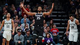 ▲國王新秀貝格利（Marvin Bagley）在比賽中大秀360度空中接力灌籃。（圖／翻攝自推特）