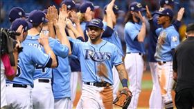 ▲菲姆（中）今年薪水能否三級跳，明天將揭曉。（圖／翻攝自菲姆推特）