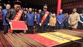 南鯤鯓代天府抽國運籤台南市北門南鯤鯓代天府5日舉辦抽國運籤活動，廟方人員依古禮進行，過程嚴謹。中央社  108年2月5日