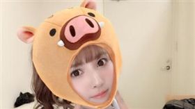 三上悠亞扮豬頭賀新春。（圖／翻攝自三上悠亞Twitter）