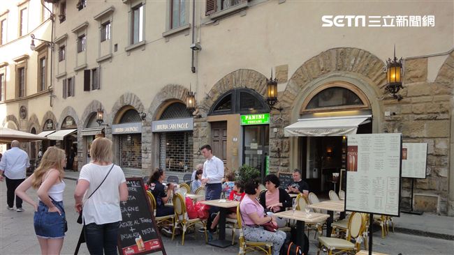 佛羅倫斯的早晨　如起床漱洗梳妝少女