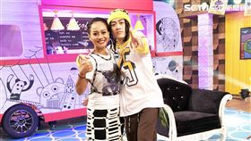 BCW終於登上原住民電視台，與主持人阿爆合唱。（圖／混血兒娛樂）