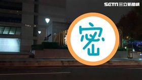 北市議會在松高路側增加木柵欄看板，民眾提供