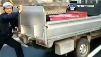 無人貨車「倒退嚕」　英勇警肉身擋車