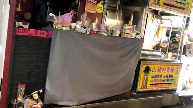 攤位慘被垃圾掩埋　網：觀光客跟著丟