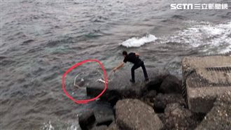 小琉球人快來！男竟拋繩圈「套海龜」