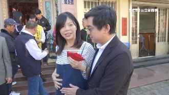 下月預產期！洪慈庸挺大肚廟前發紅包