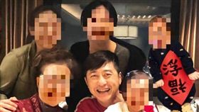 庾澄慶全家福拜年照。（圖／翻攝自庾澄慶臉書）