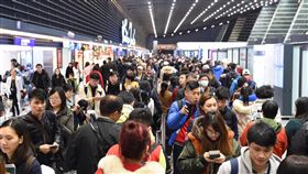 春節連假首日　桃機湧15萬出入境旅客根據桃園國際機場航班運量整點人數預報統計，預估2日入出境旅客人數總計破15萬人，旅運量創下新高。中央社記者魯鋼駿攝　108年2月2日