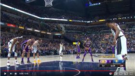 ▲湖人英葛蘭罰球，全場溜馬球迷大喊「詹姆斯要交易你」。（圖／翻攝自House of Highlights）