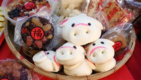 南門市場年菜採購月倒數計時（3）台北市南門市場配合農曆春節推出的年菜採購月活動將持續至4日除夕當天，有攤商配合豬年，推出小豬造型的包子販售，吸引民眾目光也增添買氣。中央社記者吳翊寧攝　108年2月1日