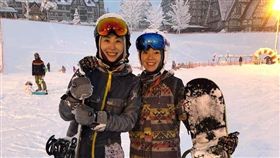 曾馨瑩（右）上月才和賈永婕（左）赴日滑雪。（圖／翻攝自臉書）