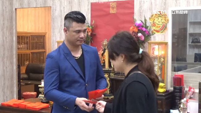 超狂直播主！鋪「錢道」發38萬紅包