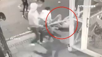 檳榔攤前10打1　他過年討債慘被毆