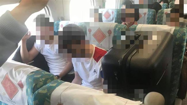 老外行李箱霸位　整車塞爆沒人敢開口