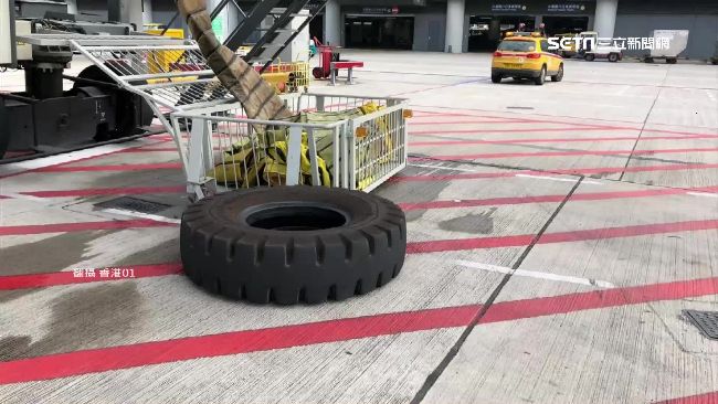 港機場牽引車輪胎噴飛　地勤險遭擊中