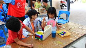 大忠社區環保小學堂　讓廢木材變身再利用（2）台中市西區大忠社區「環保小學堂」與熊肯作團隊合作，13日讓居民將木工廠的廢餘料做成環保書架，再用壓克力顏料上色，不少家庭是祖孫三代同堂參加，一起合作完成作品。中央社記者蘇木春攝　107年10月13日