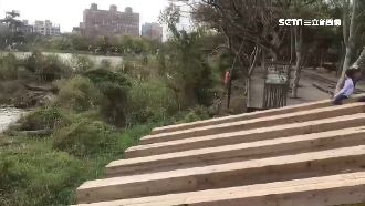 歷史遺跡當溜滑梯玩！小孩摔入貯木池