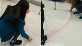 外籍觀光客搭捷運打翻奶茶，出動圍巾當抹布清乾淨才下車，網推爆。（圖／翻攝PTT）