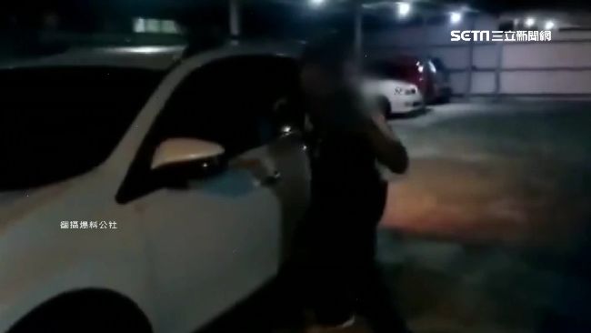 醉男「手機當槍」稱特警　敲爛無辜車