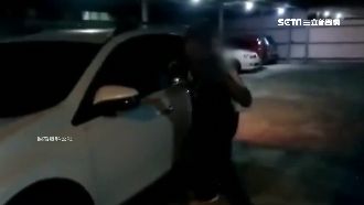 醉男「手機當槍」稱特警　敲爛無辜車
