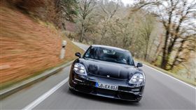 ▲傳奇車手Walter Röhrl試駕Porsche Taycan電動車。（圖／Porsche提供）