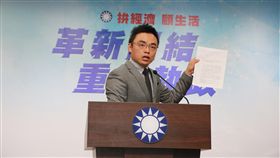 台鐵局購地爭議　國民黨批黨產會憑空捏造國民黨文傳會副主委兼發言人洪孟楷4日上午召開「松山油漆廠與台鐵之土地移轉糾紛事」說明會，回應自由時報報導「國民黨『幽靈黨產』，松山油漆廠市值40億」等內容。中央社記者李淑華攝　107年12月4日