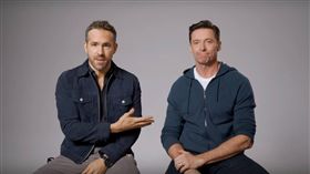 萊恩雷諾斯在IG上傳影片，與休傑克曼一同欣賞彼此拍的廣告作品。（圖／翻攝自YouTube）