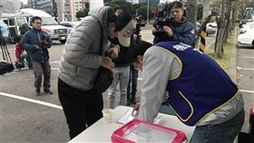 機師罷工開始  工會會員繳交檢定證華航機師8日清晨6時起正式罷工，桃園市機師職業工會8日分別於台北松山機場、桃園廣春城和高雄君鴻國際酒店收機師的「檢定證」。中央社記者陳葦庭攝  108年2月8日